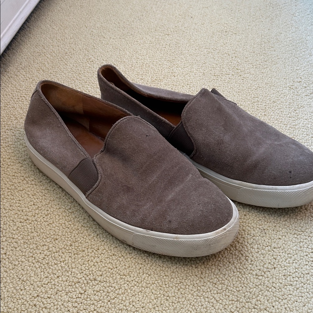 Vince Slip-On Suede Moccasins loafers in tan/Brown with White Sole 9.5